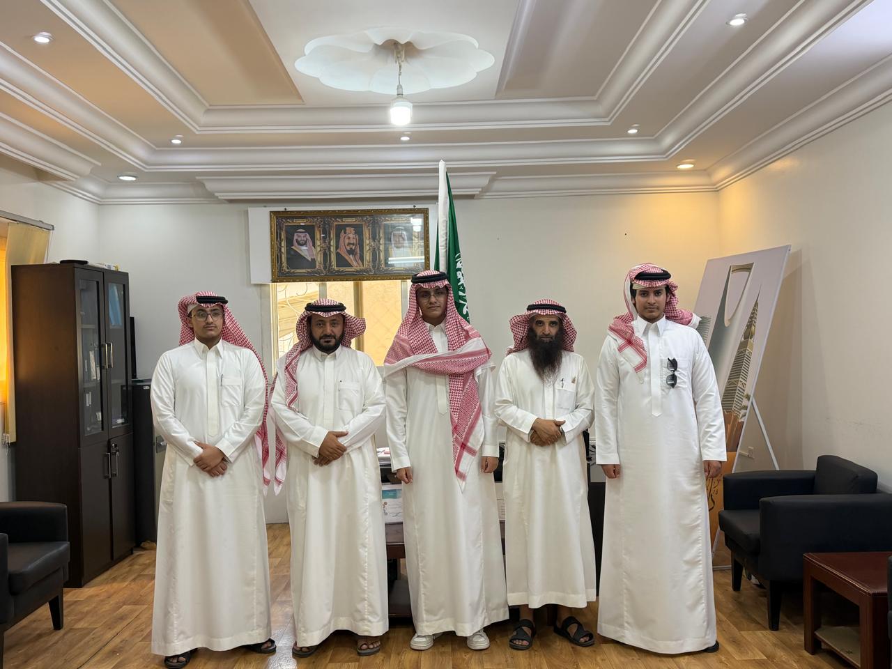 أبناء مهدي آل حافظ يجسّدون الوفاء بزيارة وتهنئة للموجّه الطلابي الدكتور معدي آل حيه