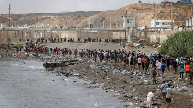 وفاة ما لا يقل عن 72 مهاجرا مغربيا أثناء محاولتهم الوصول إلى سبتة الإسبانية