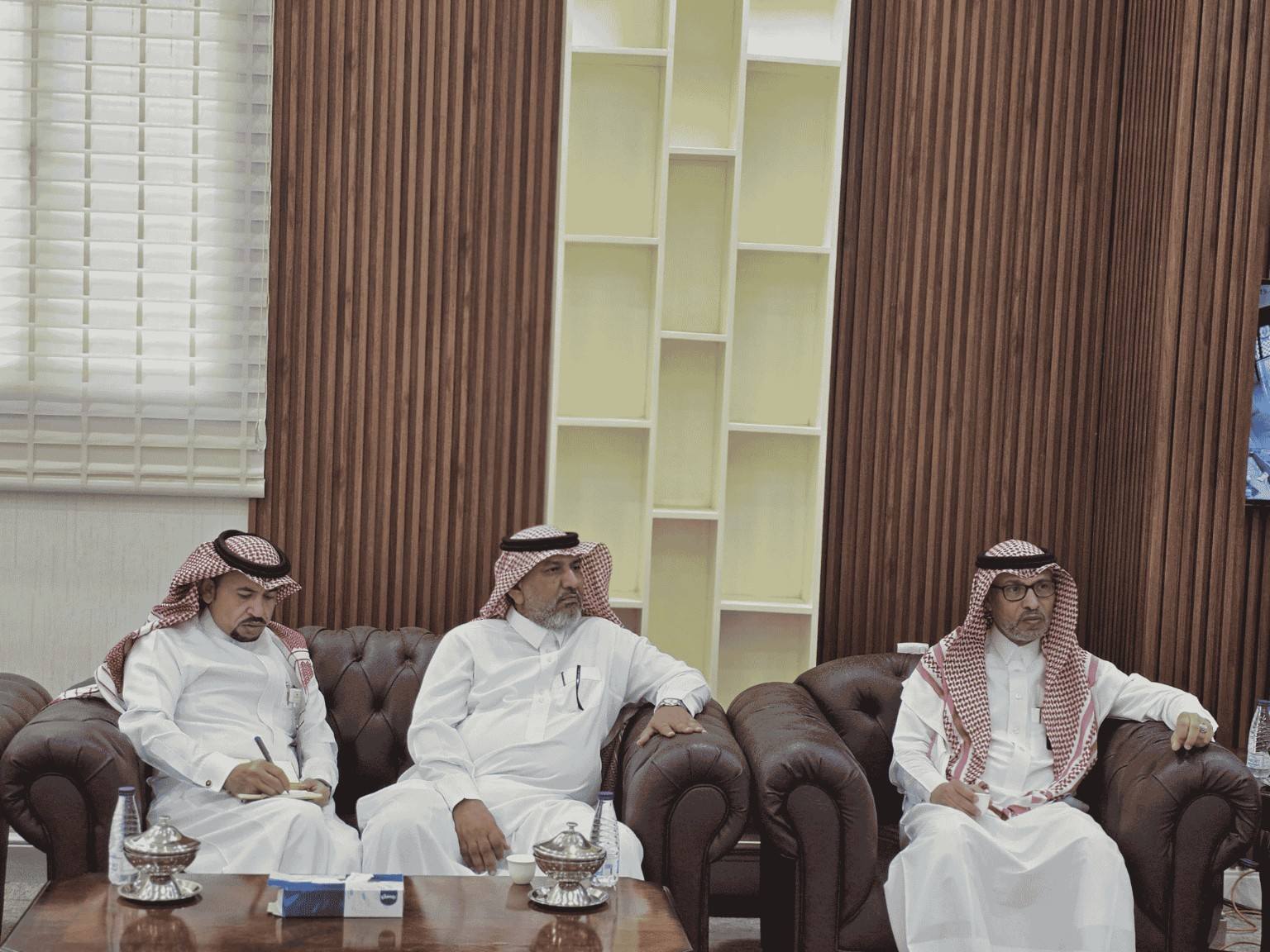 مدير عام فرع وزارة الصحة بجازان يناقش سير العمل بمدينة صامطة الصحية