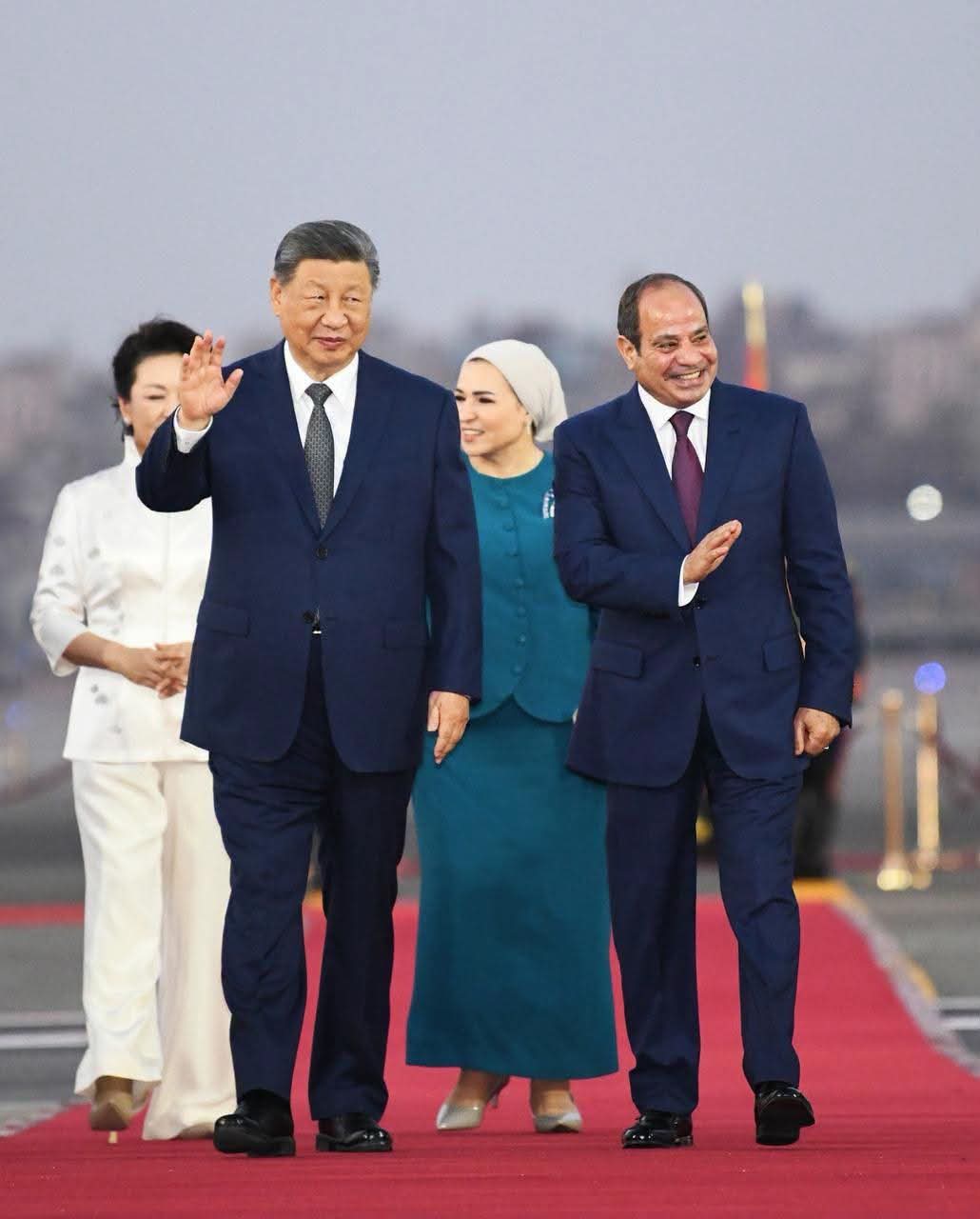 السيسي يستقبل الرئيس الصيني بمطار القاهرة منذ قليل