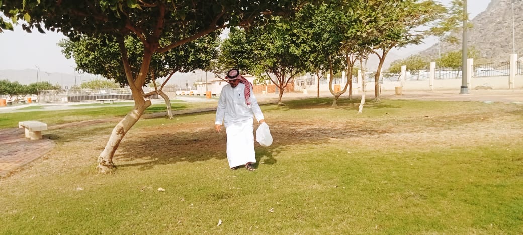بيئة العرضيات يطلق مبادرة لتنظيف الحدائق العامة بالمحافظة