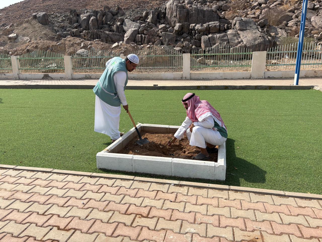 بيئة الكامل تنفذ مبادرة بيئية تطوعية لتشجير حديقة البحره بمحافظة الكامل