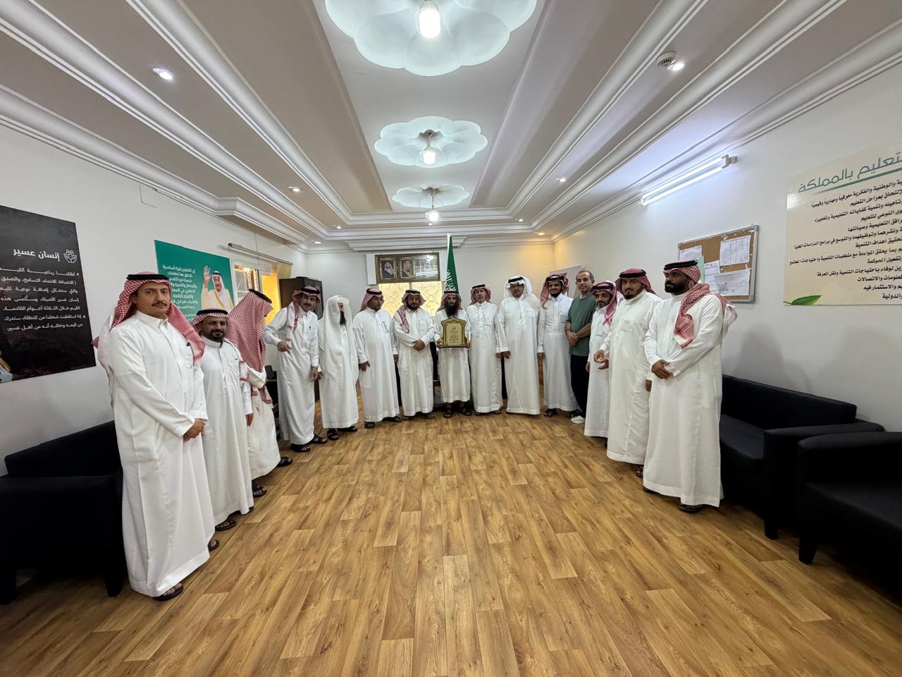 “مجموعة النشامى” بمتوسطة أوس بن حبيب تكرّم الموجه الطلابي الدكتور معدي حسين آل حيه