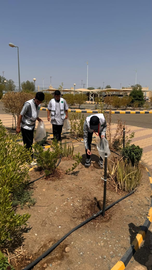 بيئه رنيه تنفذ مبادرة تطوعية نظافة فناء الكلية التقنية برنيه