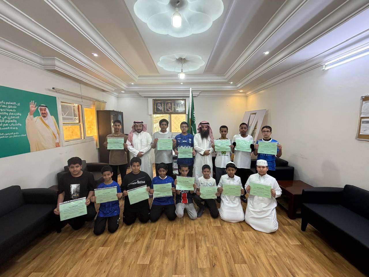 التوجيه الطلابي يكرّم الطلاب الأوائل بمتوسطة أوس بن حبيب