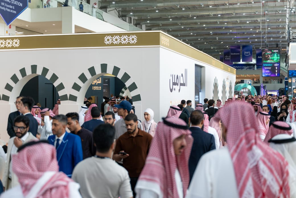 معرض LEAP يشهد إقبالًا من المهتمين بالتقنيات الحديثة في الحرمين الشريفين