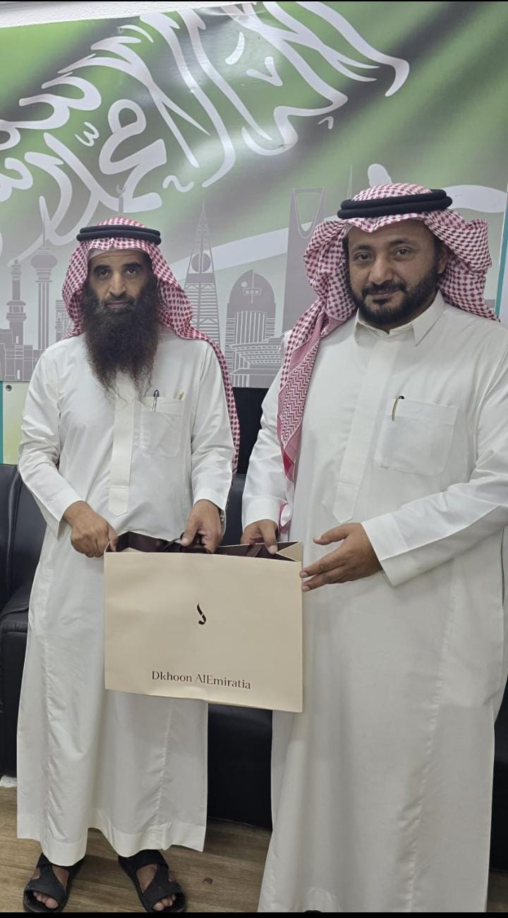 وفاءٌ يليق بأهل الوفاء الاستاذ مشبب الشهراني يكرّم الدكتور معدي آل حية بمناسبة حصوله على الدكتوراه