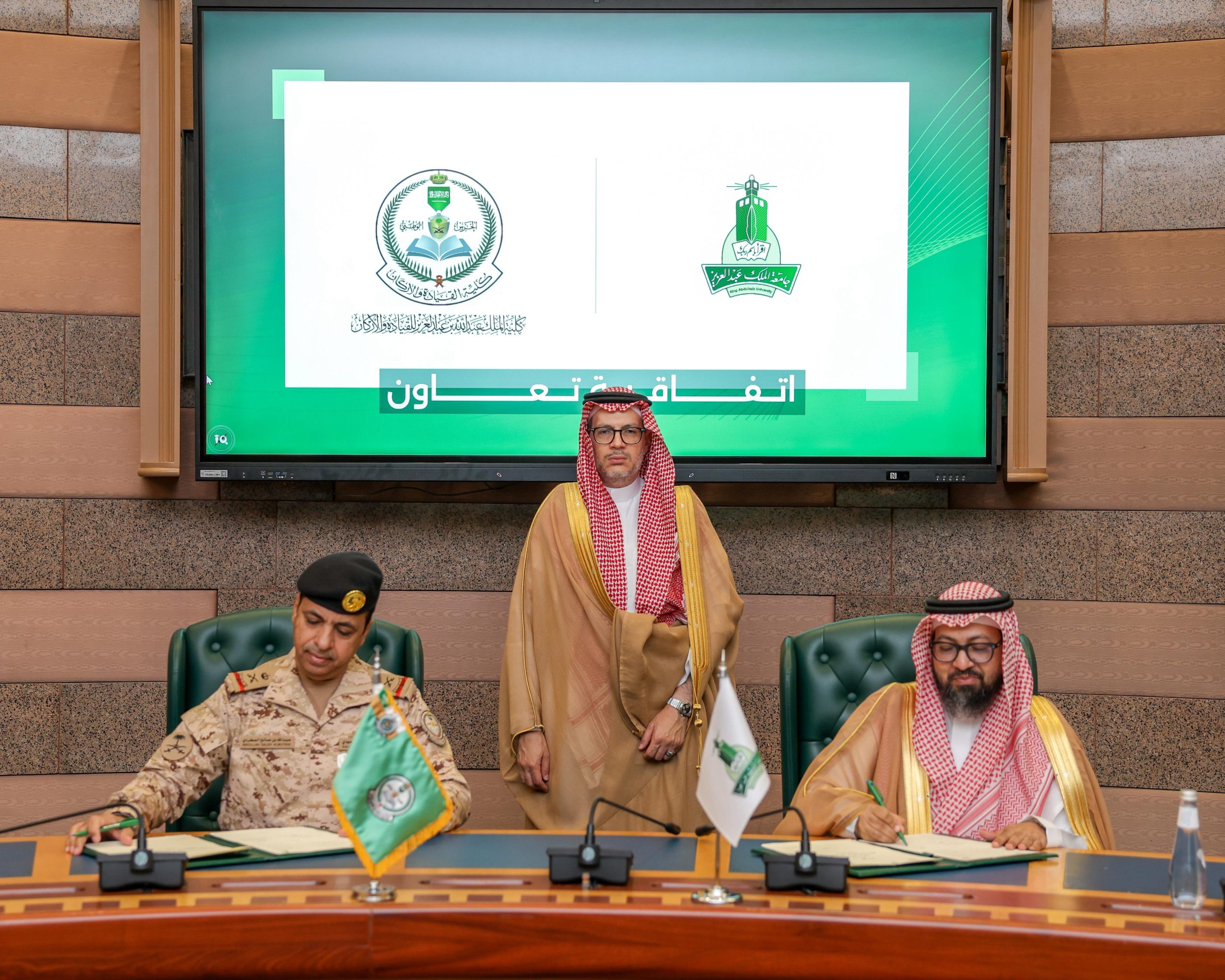 جامعة الملك عبد العزيز وكلية “القيادة والأركان” بالحرس الوطني توقعان مذكرة تفاهم لدعم المشاريع البحثية وتنمية المهارات الوطنية