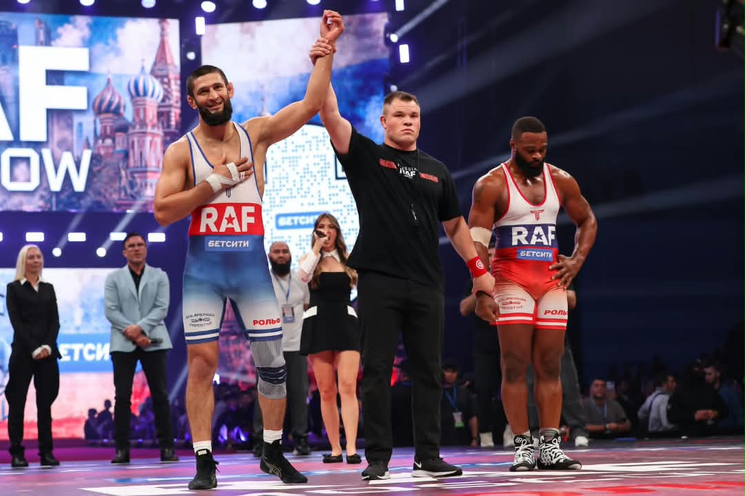 تشماييف الإماراتي يهزم وودلي في 94 ثانية ويتألق في «RAF موسكو»