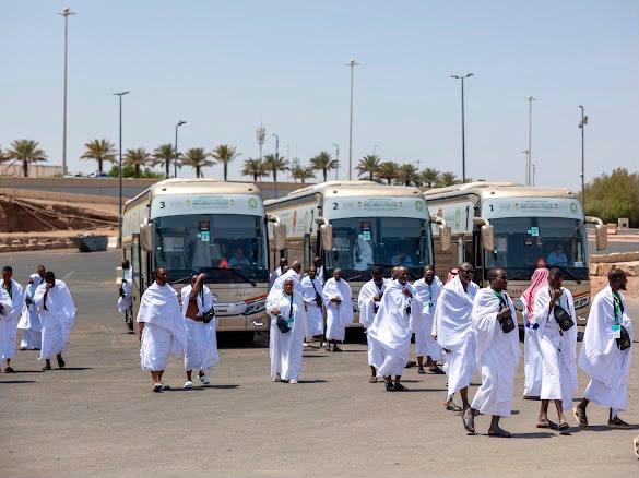 ضيوف الدفعة الثالثة من برنامج خادم الحرمين الشريفين يغادرون المدينة المنورة إلى مكة المكرمة لأداء العمرة