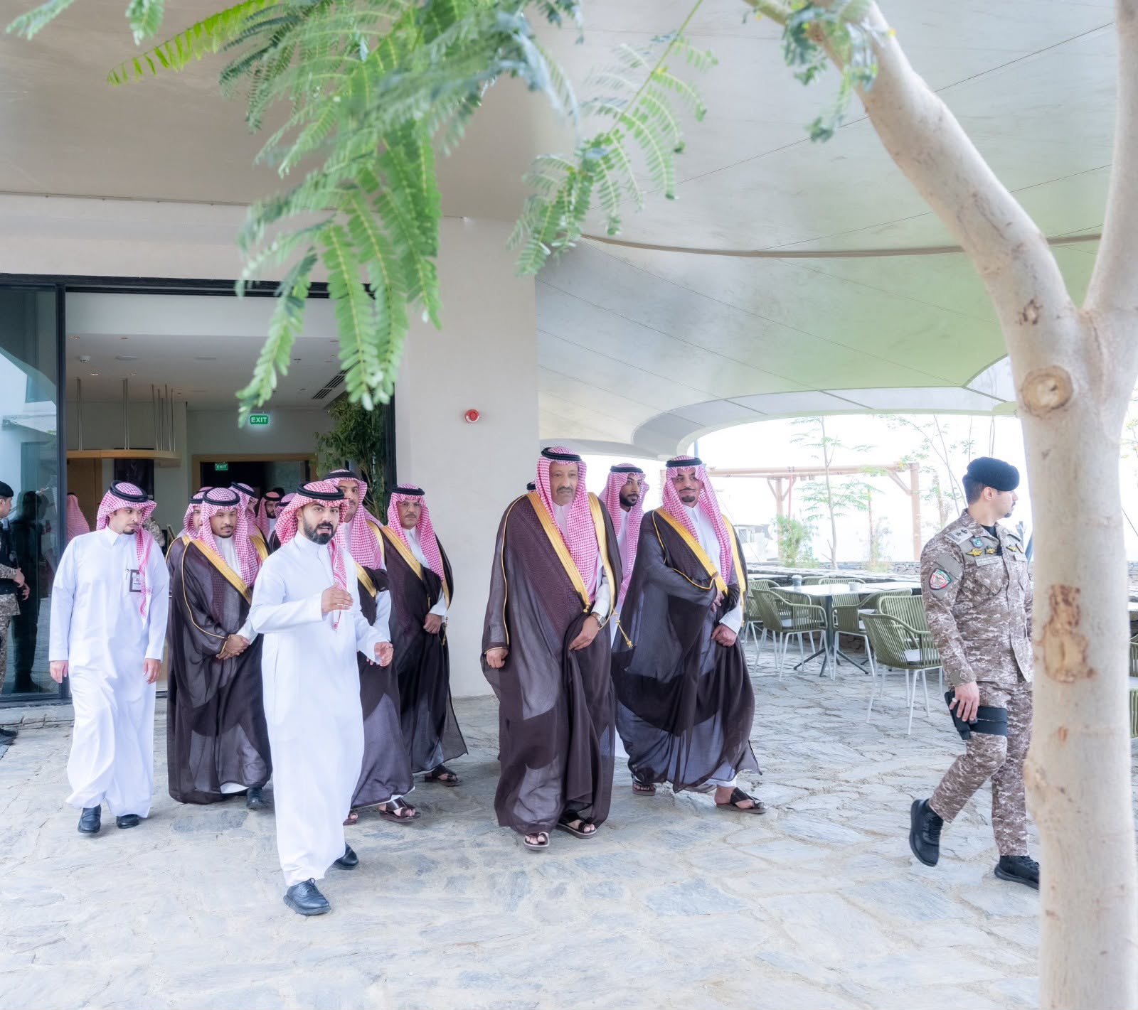 بحضور الأمير حسلم بن سعود «قمرة» يعتلي قمة جبل خيرة ويكتب فصلًا جديدًا في سياحة الباحة