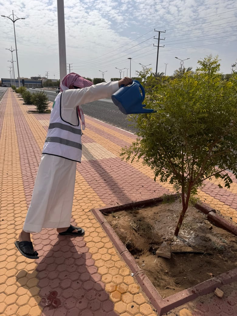 بيئة رنية تنفذ مبادرة تطوعية بعنوان “سقيا مزروعات شارع ولي العهد”