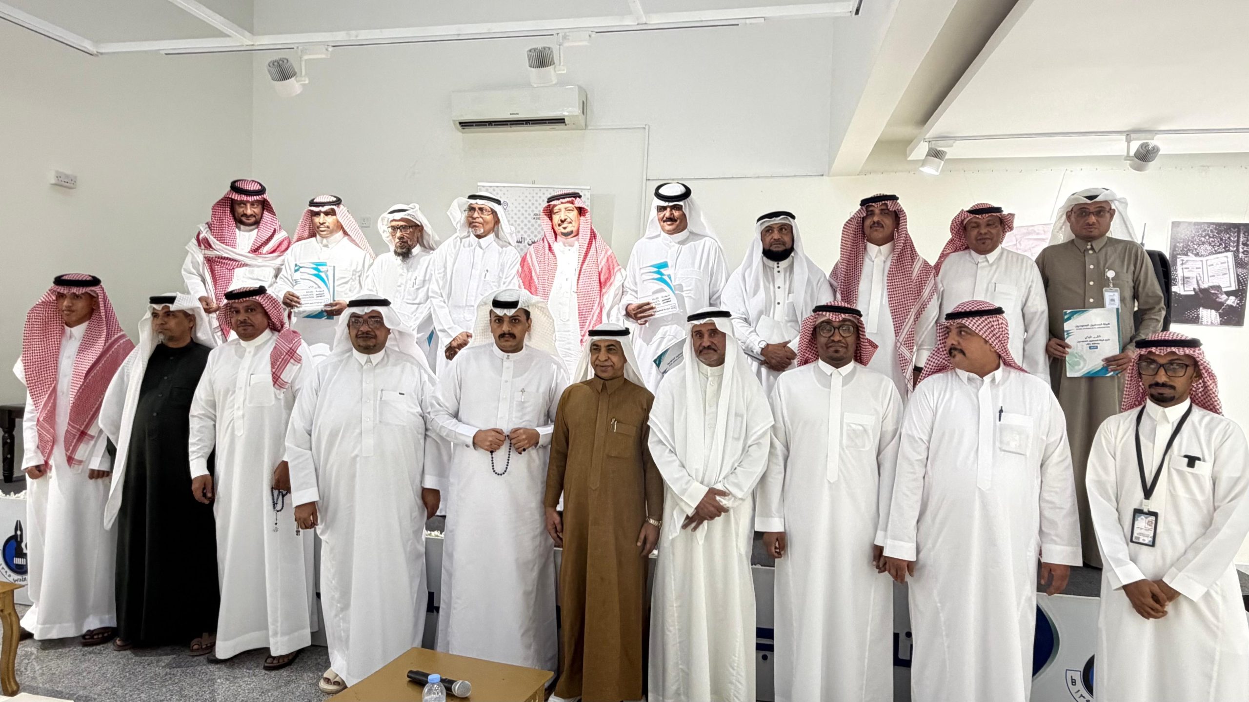 فرع هيئة الصحفيين السعوديين بجازان ينظم لقاء إعلامي في أدبي جازان استضاف فيه العماشي والحمدي واستعرض تجارب الصحافة والإعلام