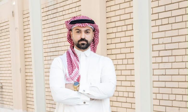 التشكيلي السعودي محمد البقال.. فنان يسحر الجدران ويحوّل الأماكن إلى لوحات حيّة