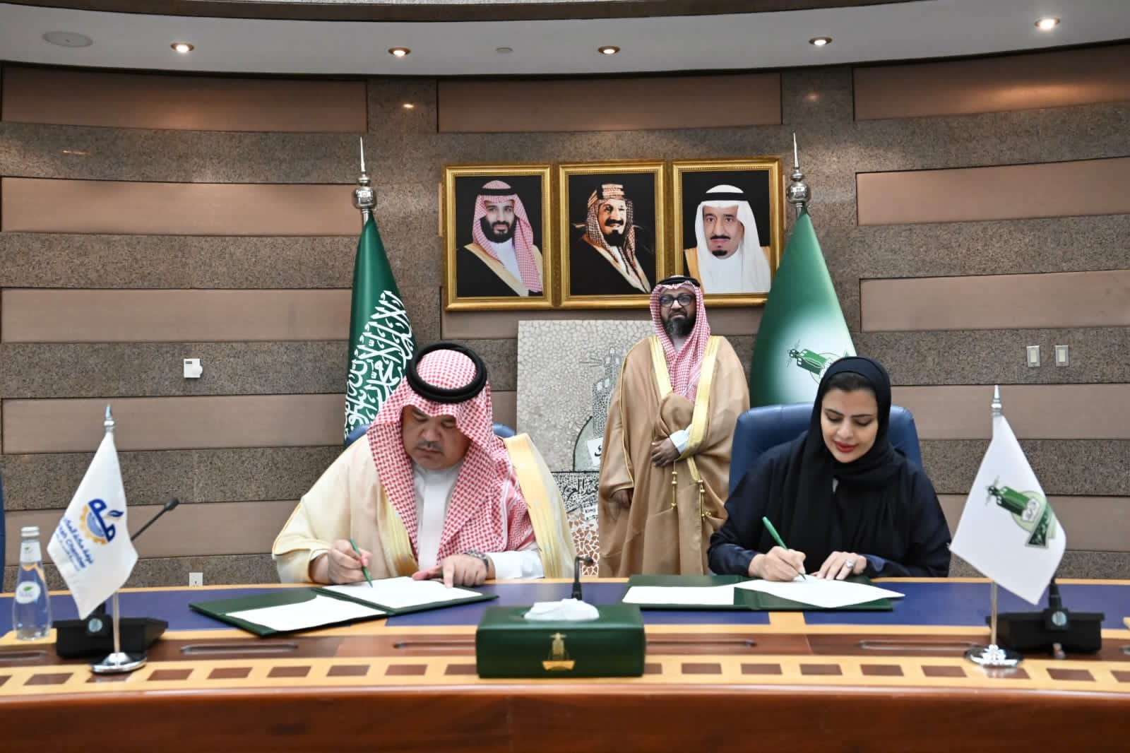 جامعة الملك عبدالعزيز توقع اتفاقية تعاون مع “غرفة مكة” في المجالات الثقافية والاقتصادية