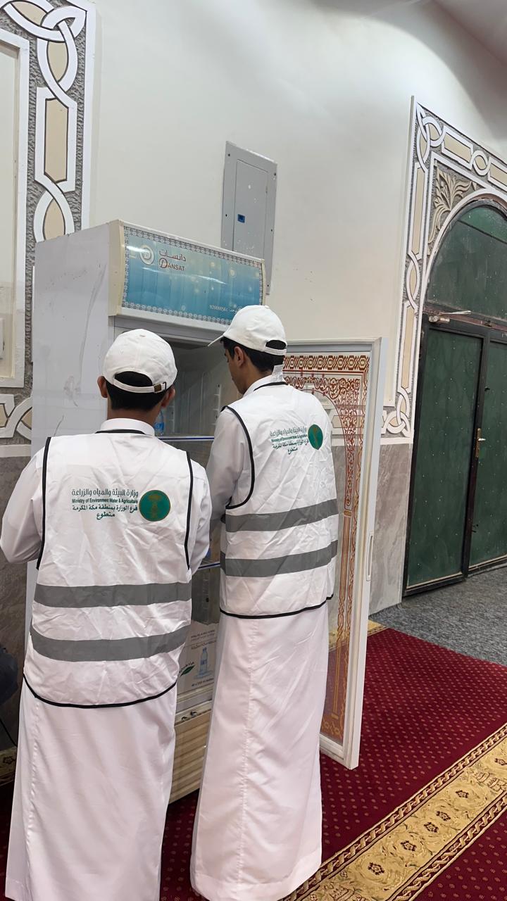 بيئة العرضيات ينفذ مبادرة لترتيب وتنظيف المساجد بمشاركة الفريق التطوعي وموظفي المكتب