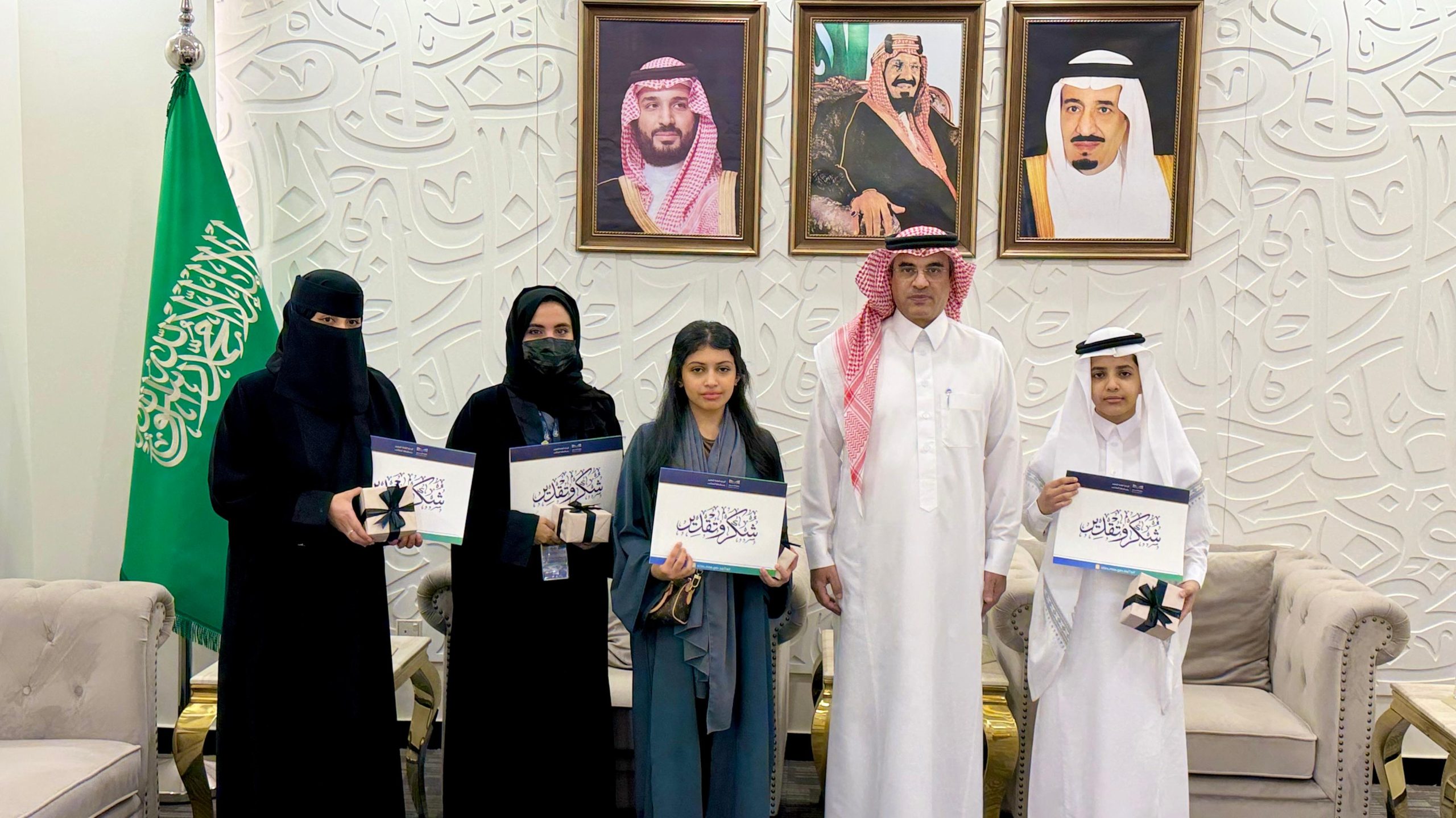 مدير تعليم الطائف يكرم الطلبة الفائزين في مسابقة البحرين لفن الطفل 