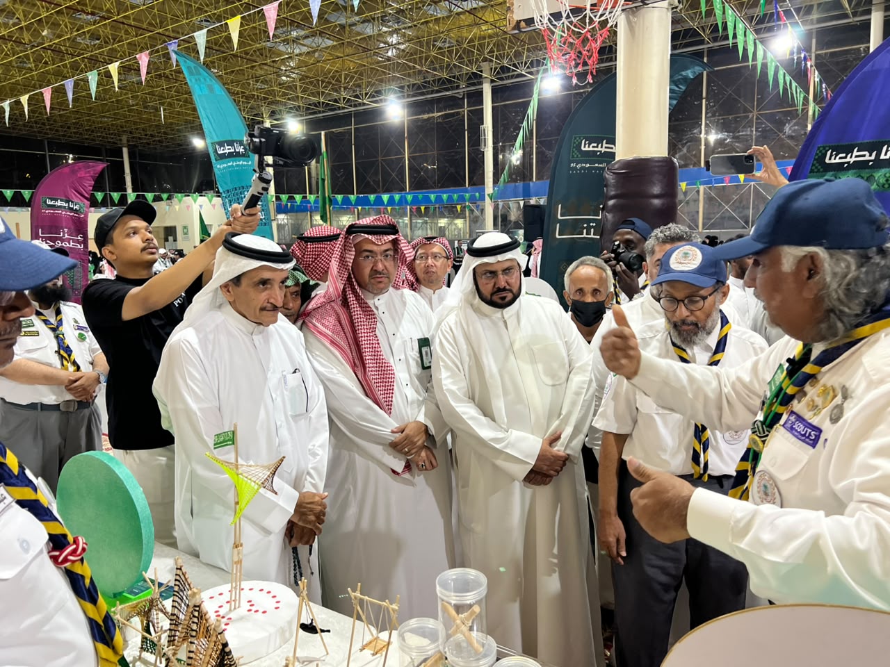 رواد كشافة جدة ونماء المكية يحتفلان باليوم الوطني الـ96