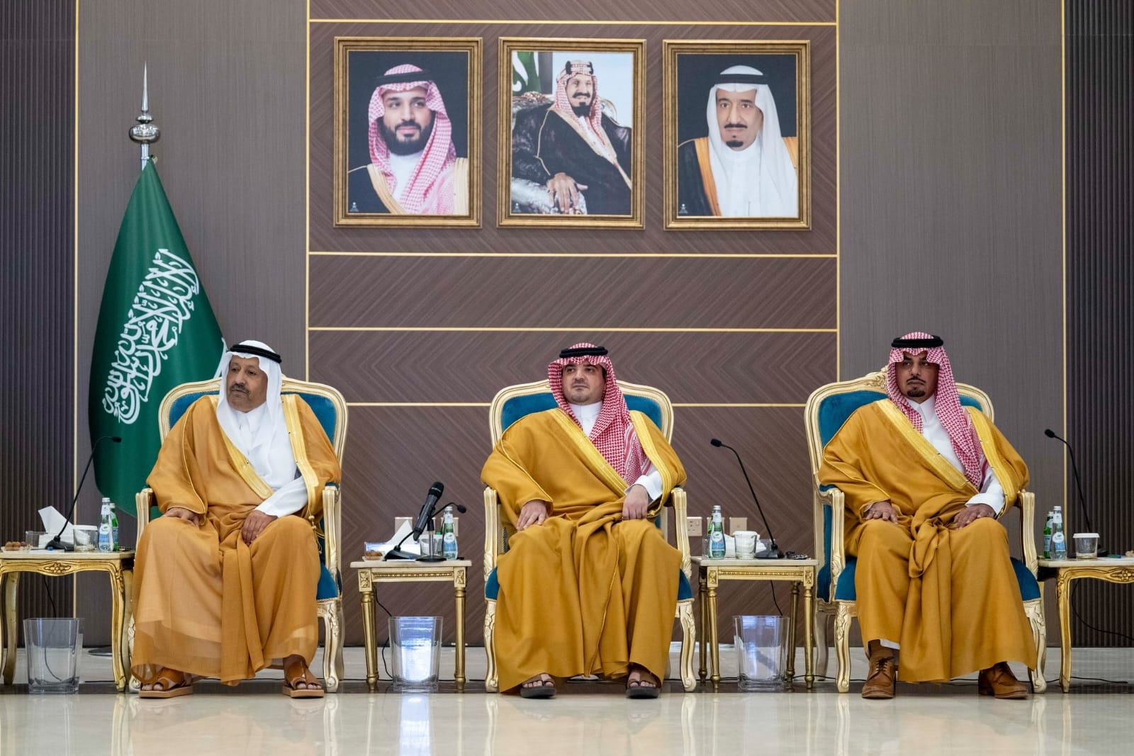 سمو وزير الداخلية يلتقي عددًا من أهالي منطقة الباحة وينقل لهم تحيات القيادة