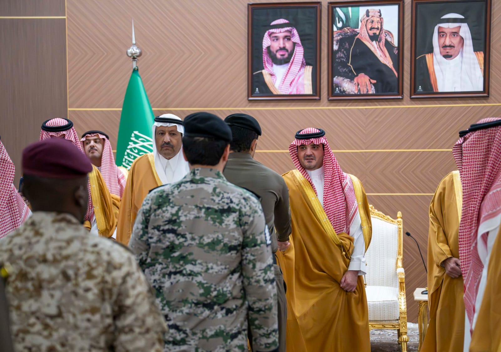 سمو وزير الداخلية يلتقي القيادات الأمنية والعسكرية بمنطقة الباحة وينقل لهم تحيات القيادة