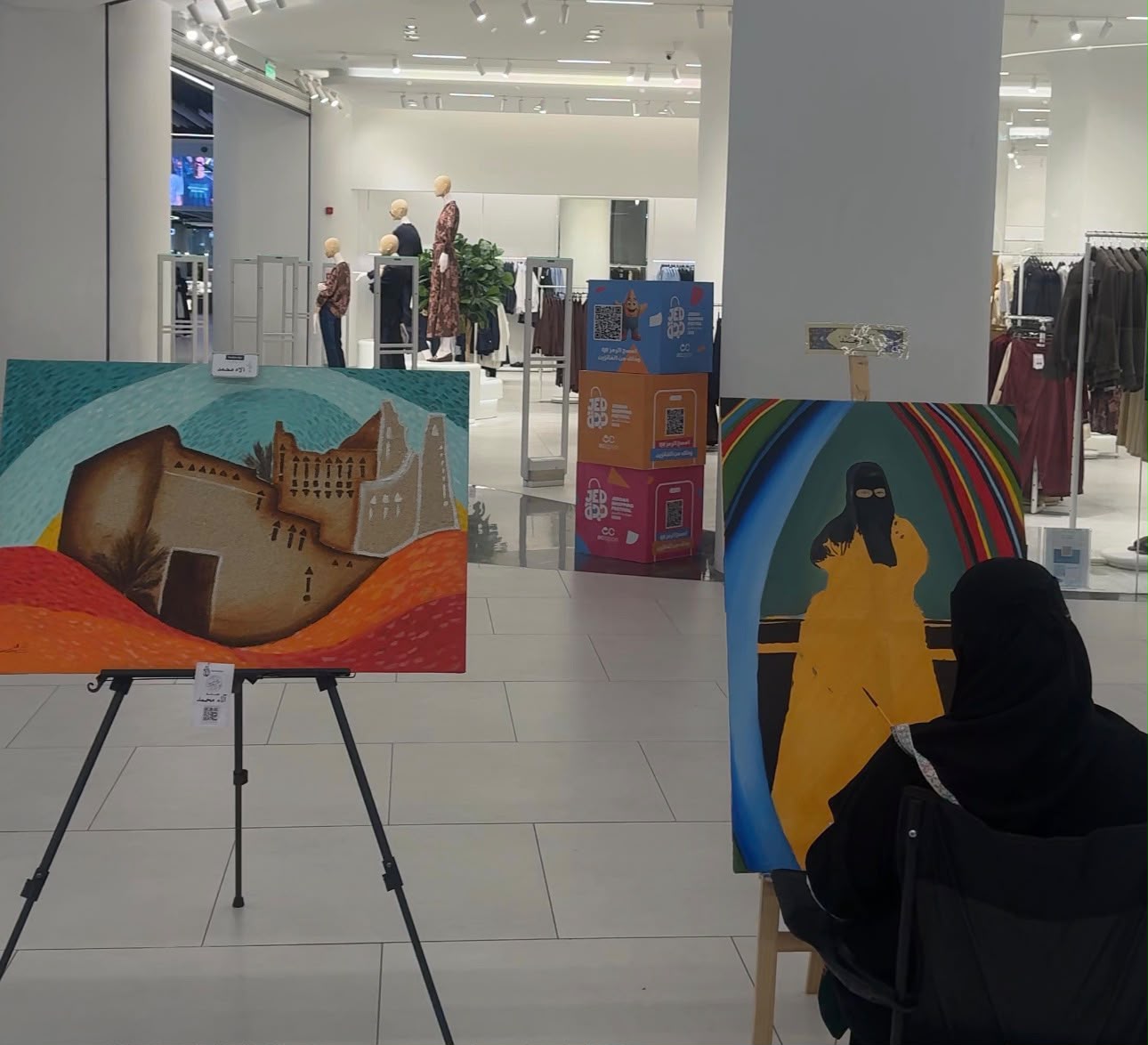 فريق روح الفرشاة الفنانة ميعاد ابو العطاء تنظم معرض تشكيلي بمناسبة اليوم الوطني في مول ذا فيلج
