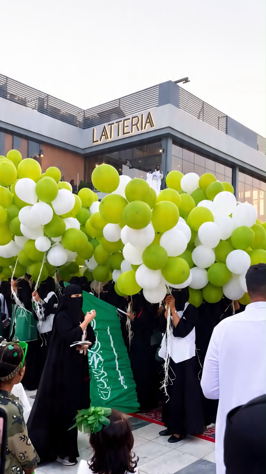 فريق همة التطوعي يطلق 996 بالونة احتفاءً باليوم الوطني الـ96 في بوليفارد الواجهة البحرية بجازان