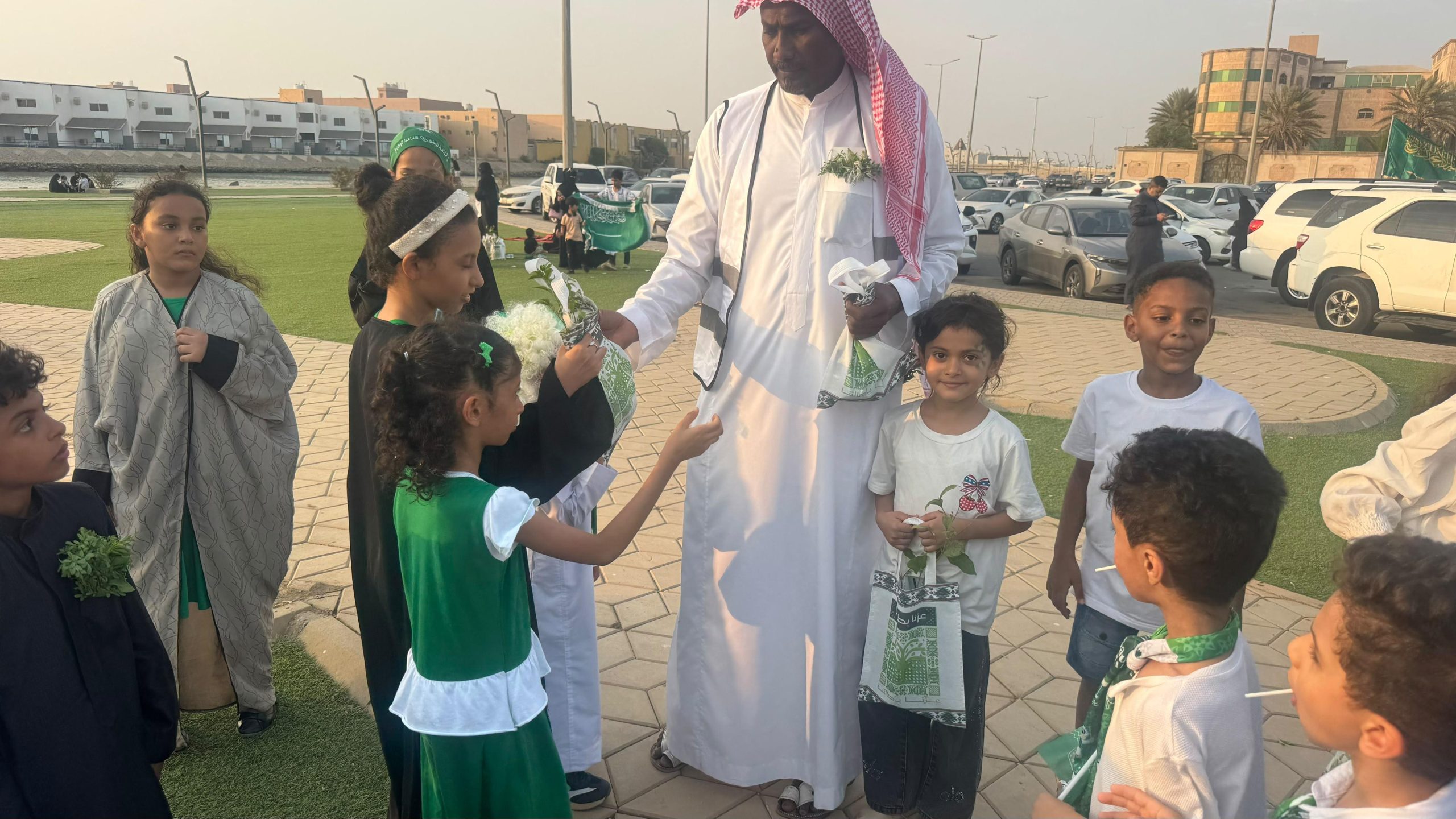 بيئة القنفذة ينفذ مبادرة لتوزيع الشتلات والهدايا احتفاءً باليوم الوطني السعودي الـ96 وذلك باقامة ركن للتوعية البيئية