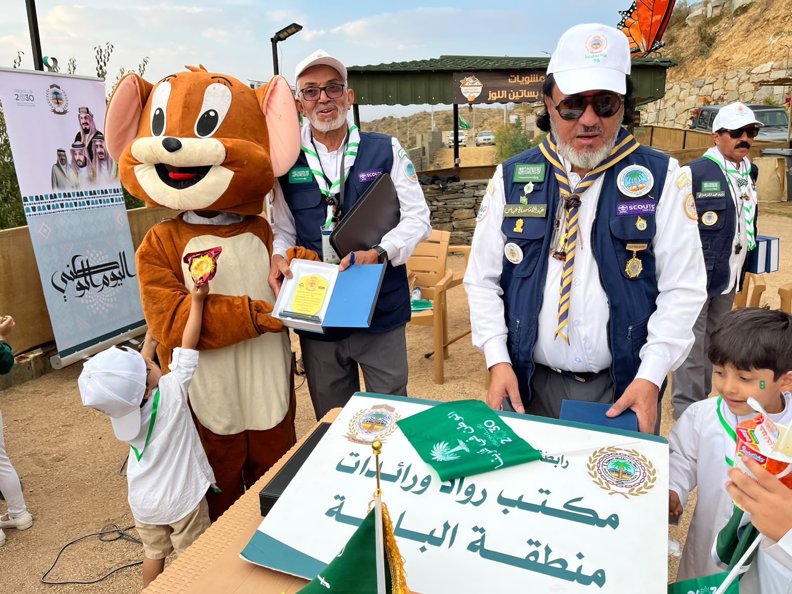 رواد كشافة الباحة يحتفلون باليوم الوطني الـ 96 في بساتين اللوز ببني ظبيان