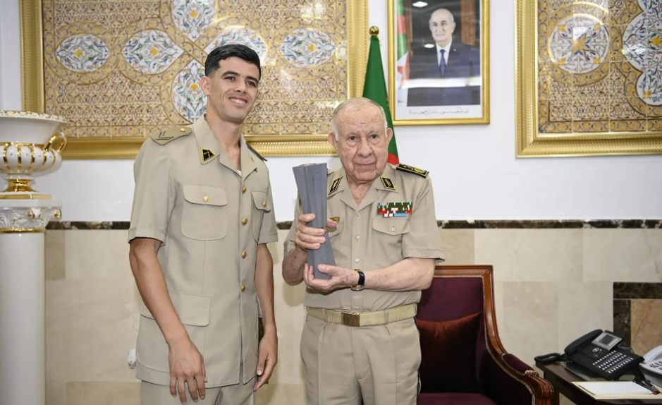 الفريق أول السعيد شنقريحة يكرم بطل العالم العداء جمال سجاتي