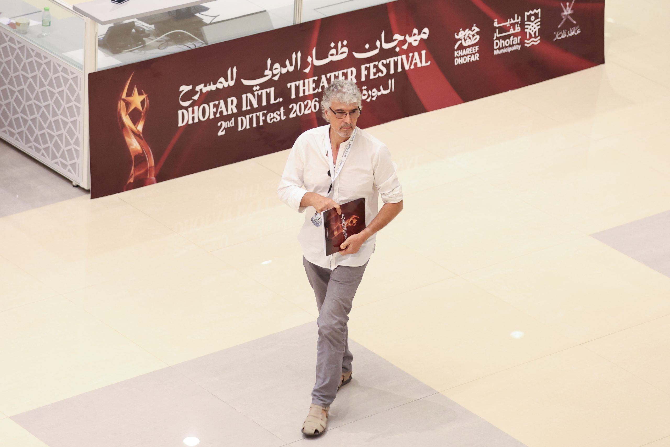 مهرجان ظفار الدولي للمسرح يحتفي بتجارب مسرحية عالمية في “أزيف نفسي” و”الهاربات” و”مسامير الخلود” في يومه الثالث 
