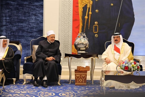 ملك البحرين يوجّه رسالة شكر وتقدير إلى شيخ الأزهر ويشيد بجهوده في تعزيز الحوار ودعم قضايا الأمة الإسلامية