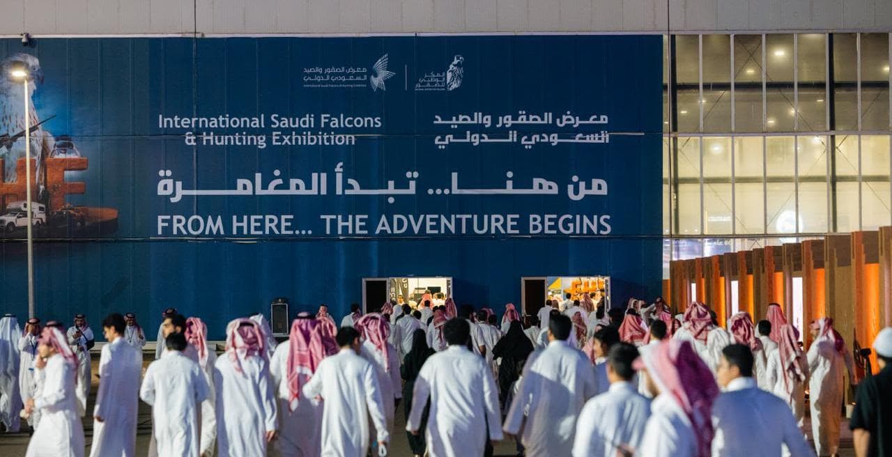 معرض الصقور والصيد يشهد إقبالًا كثيفًا في يومه الأول.. والزوار يشيدون بتطور الخدمات وتنوع التجارب
