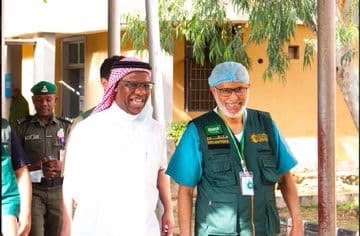 في لفتة إنسانية.. قنصل المملكة في كانو يتفقد مرضى برنامج المسالك البولية بمستشفى أمينو كانو