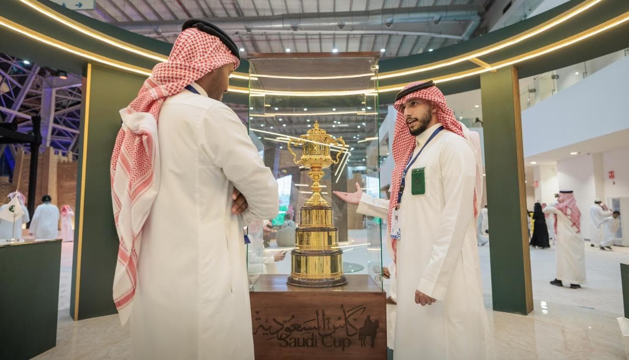 أغلى كأس في العالم بين يدي زوار معرض الصقور والصيد السعودي الدولي