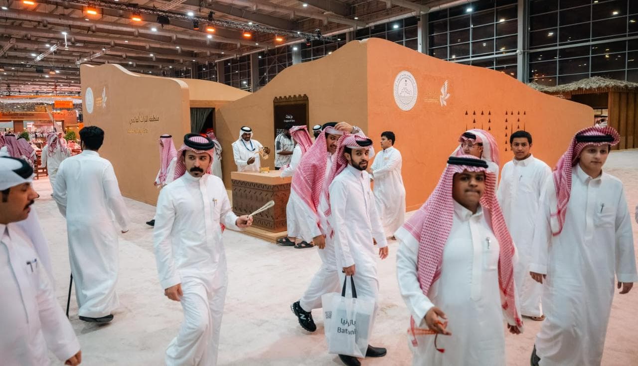 عزٍّ يورّث جناح بوابة الدرعية يستحضر تاريخ حيّ الطريف في معرض الصقور والصيد