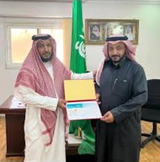 مدير متوسطة أوس بن حبيب يثمّن جهود منسوبي المدرسة ويشيد بنجاحها