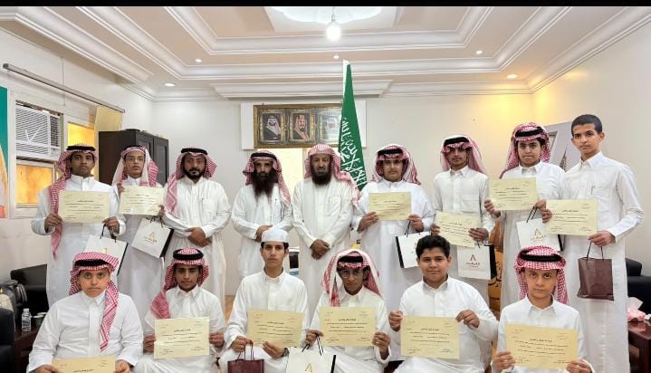 متوسطة أوس بن حبيب تكرّم 40 طالبًا من حلقات تحفيظ القرآن الكريم بجمعية (نبأ)