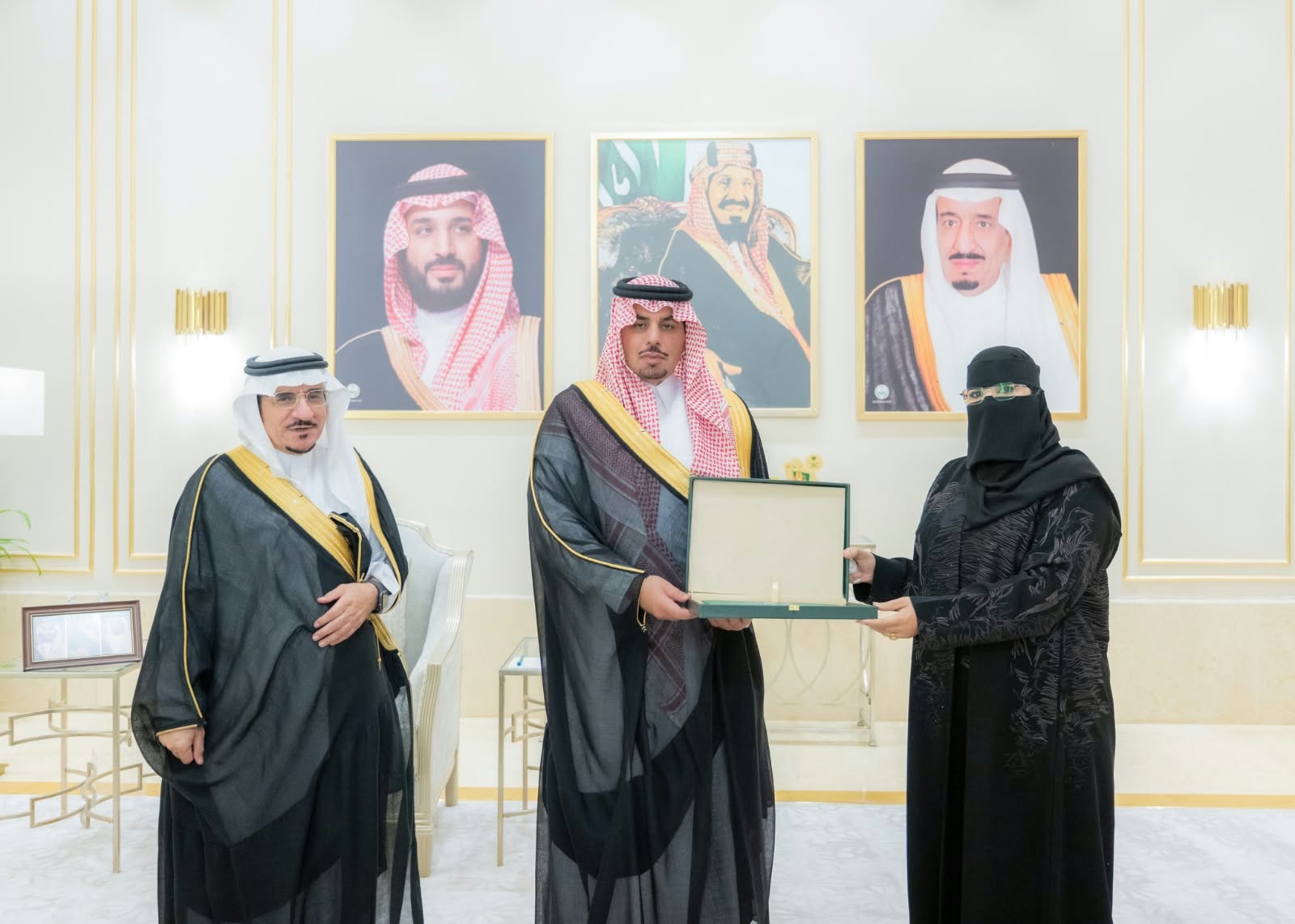 نائب أمير منطقة الباحة يستقبل رئيس الجامعة ويطّلع على مستجدات جائزة الباحة للإبداع والتميز