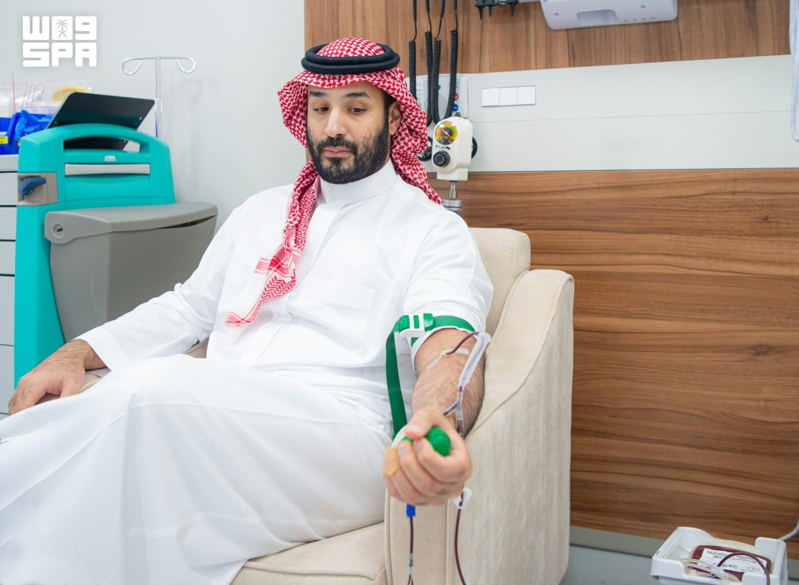 ولي العهد يتبرع بالدم ويطلق الحملة الوطنية السنوية للتبرع بالدم لعام 2026