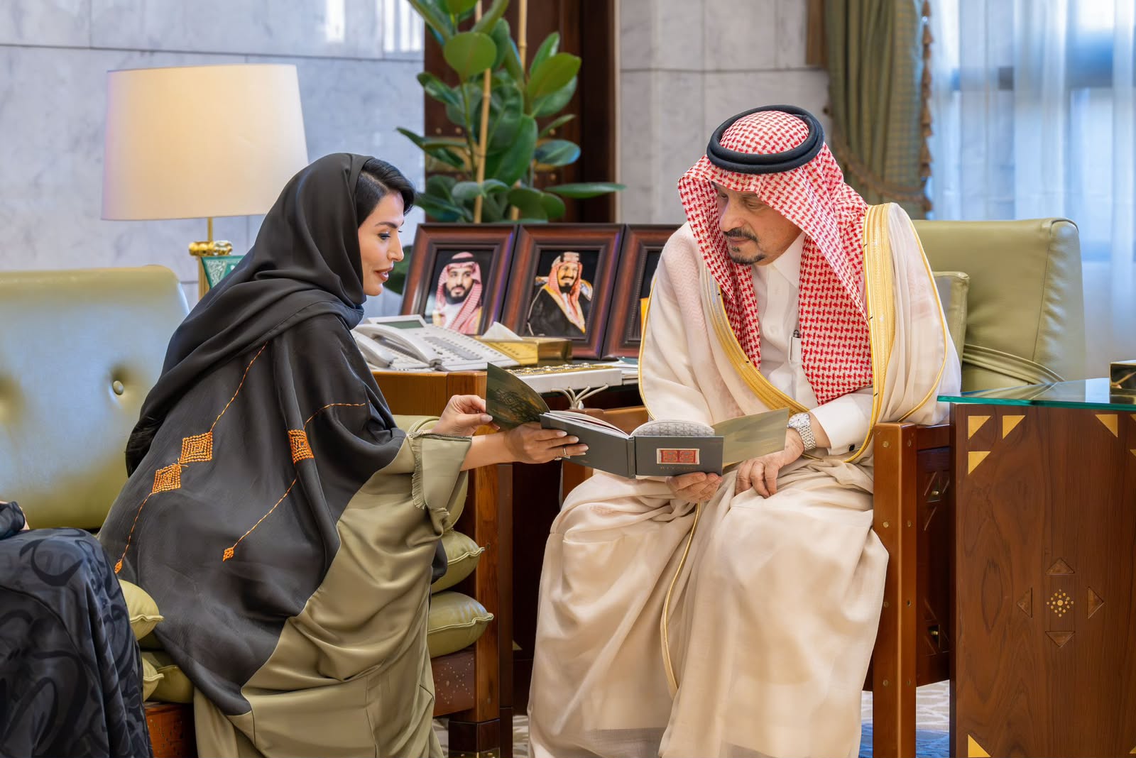 أمير الرياض يطّلع على «كتاب الرياض» خلال استقباله الأميرة سُرى بنت سعود