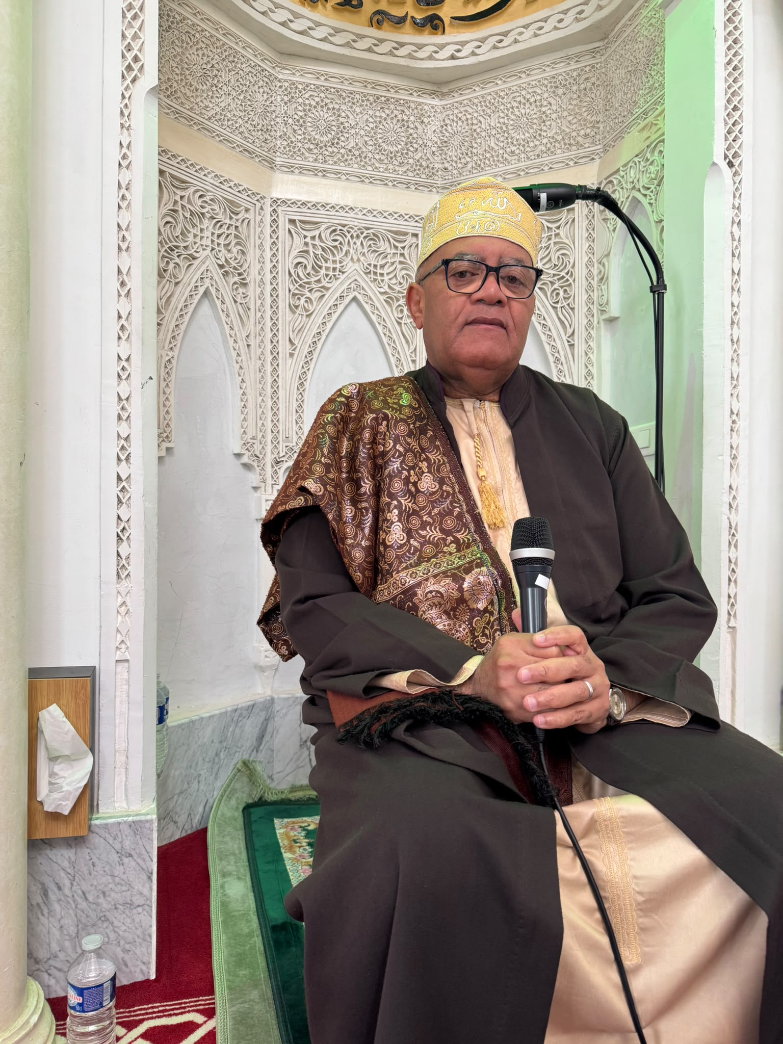 المسلمون يؤدون صلاة الجمعة في مدينة درانسي شمال باريس في فرنسا 