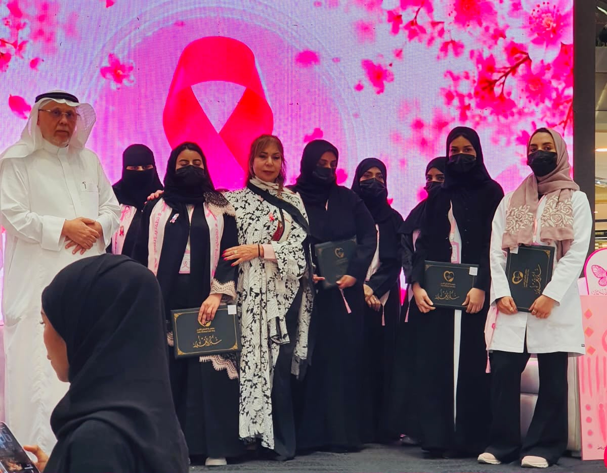 “العلاج الآمن” تختتم حملتها الوردية برسالة أمل .. فحوصات لأكثر من 500 سيدة وتكريم المتعافيات