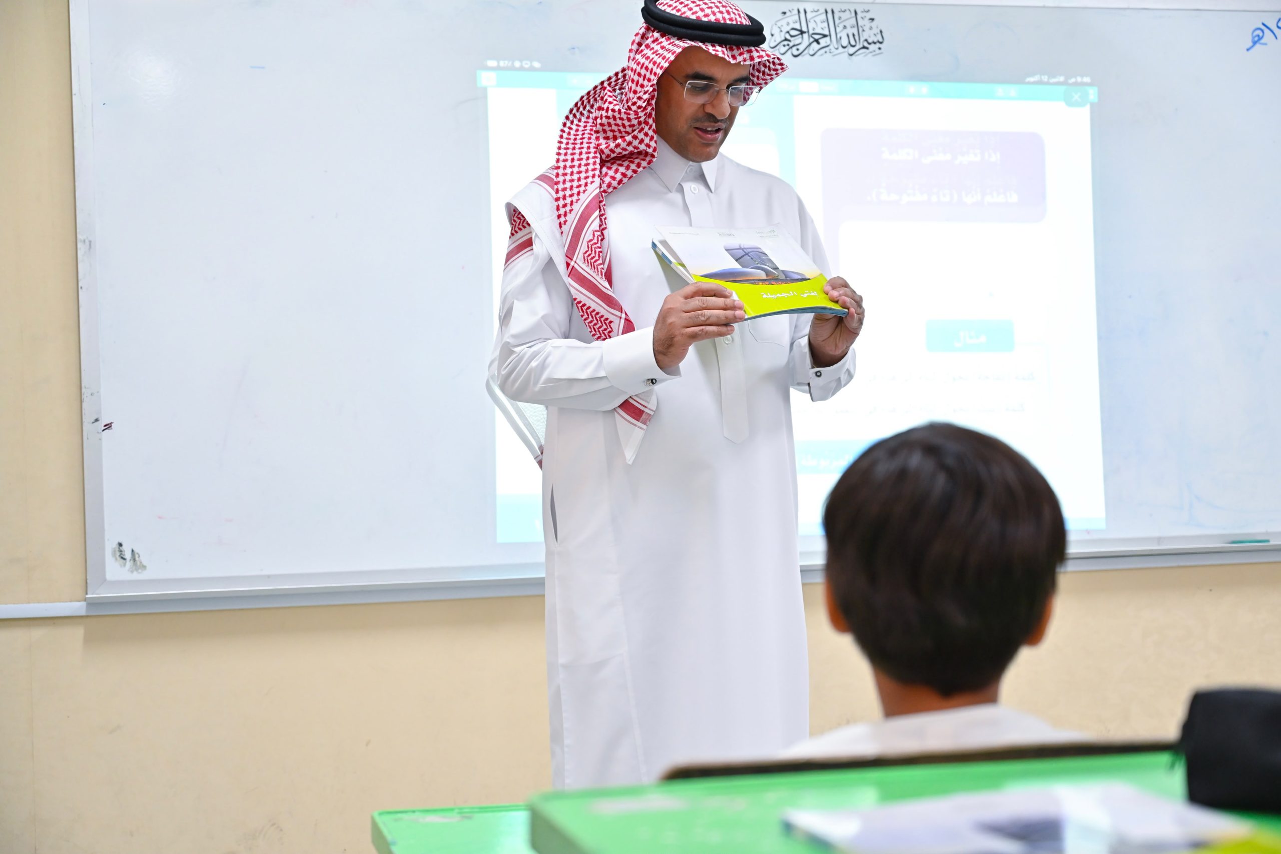 مدير تعليم الطائف يشارك طلاب متوسطة الريان يومهم الدراسي ويؤكد استمرار تعزيز الانضباط ورفع كفاءة الأداء التعليمي