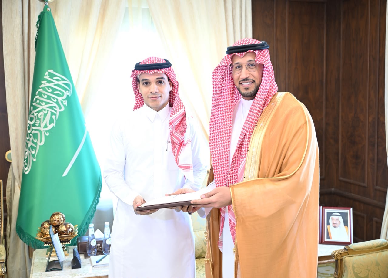 نائب أمير عسير يكرّم أحمد المالكي لتحقيقه المركز الأول في جائزة التميز للتدريب التقني والمهني