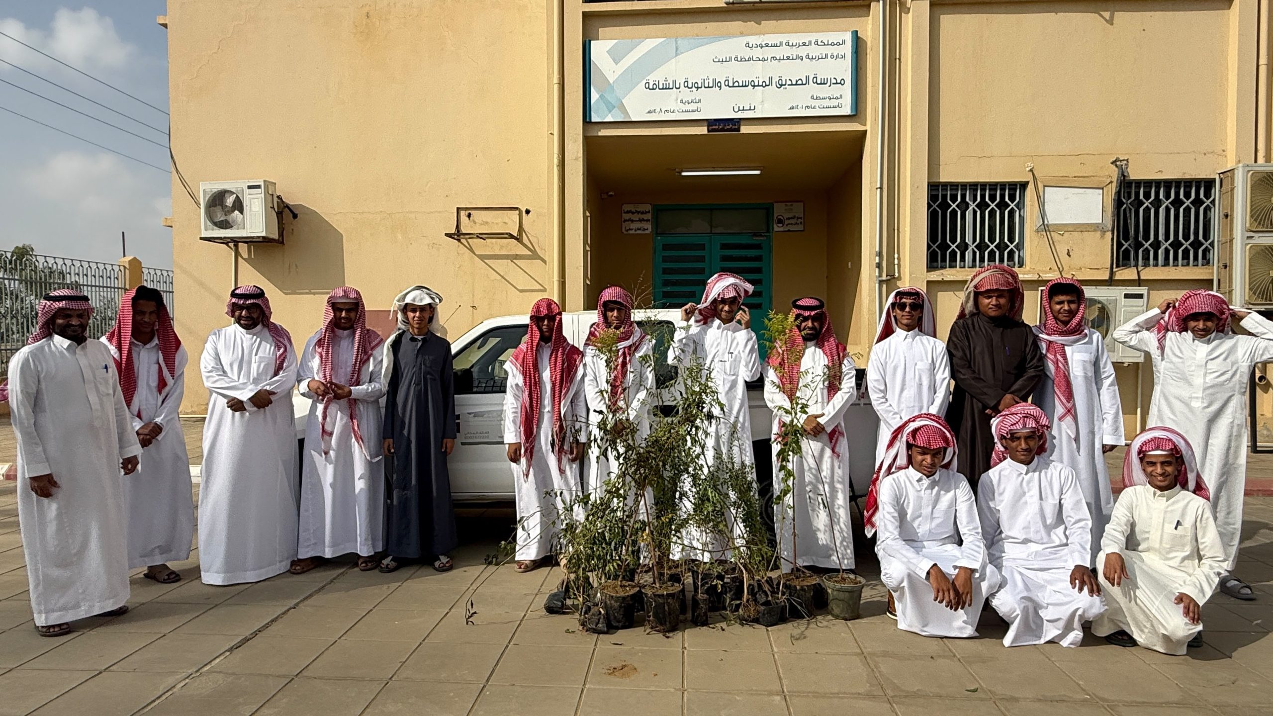مكتب بيئة الليث ينفّذ مبادرة للتشجير بمدرسة الصديق
