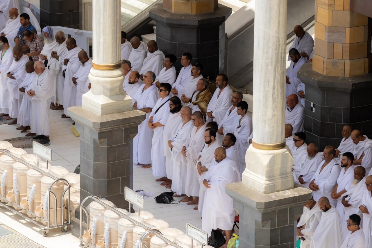 ضيوف الرحمن ينعمون بالأمن والسكينة في رحاب المسجد الحرام