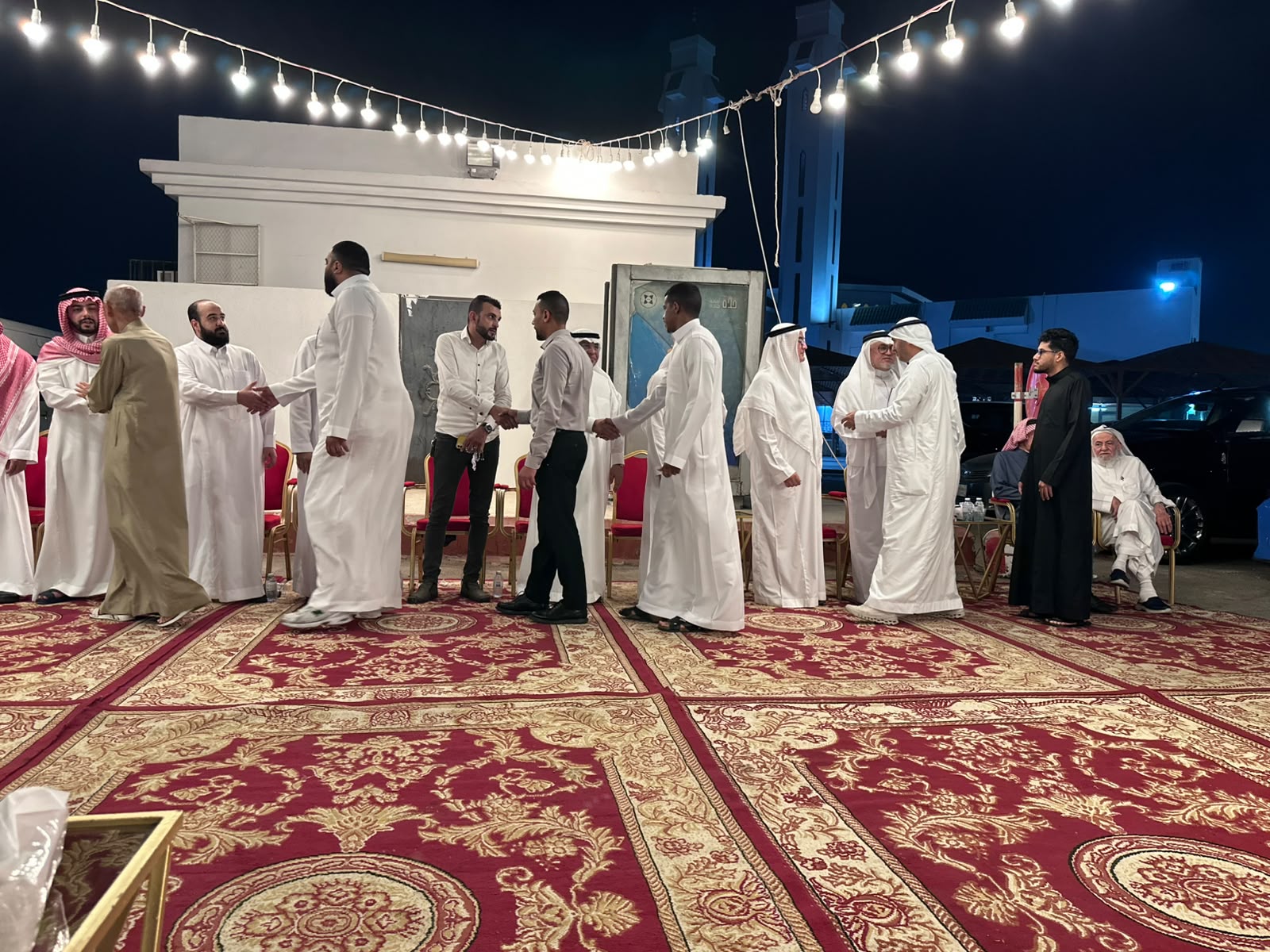 جموع كبيرة يقدمون واجب العزاء والمواساة في والدة الزميل عبدالرؤوف ناجي