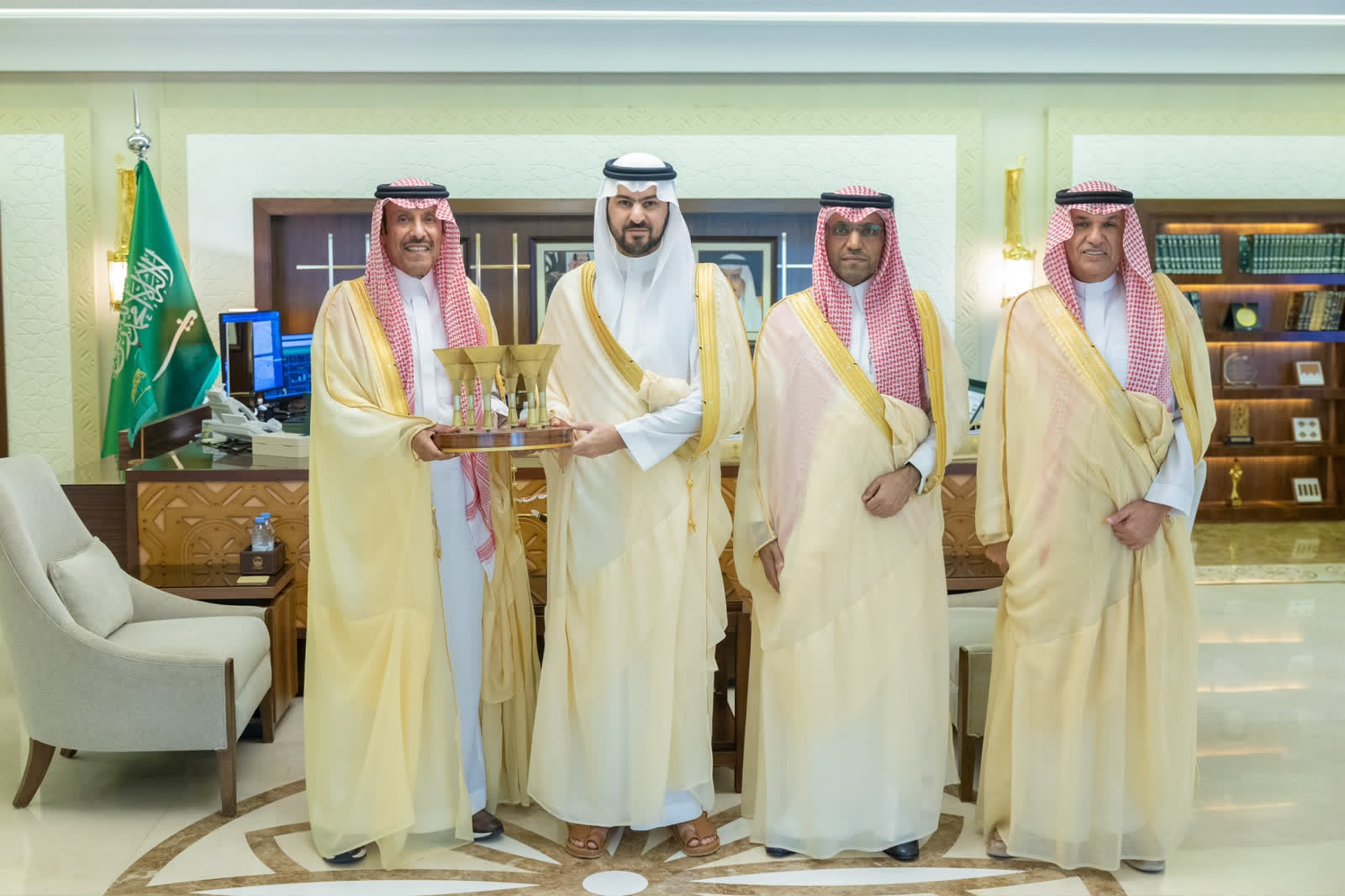 سمو نائب أمير المنطقة الشرقية يطّلع على مجسم “التلاقي”