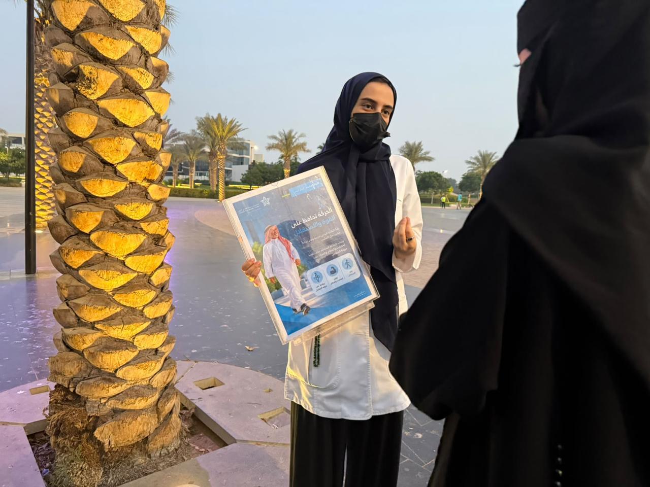 مستشفى الملك عبدالعزيز يشارك في التوعية باليوم العالمي لكبار السن بحديقة الأمير ماجد في جدة