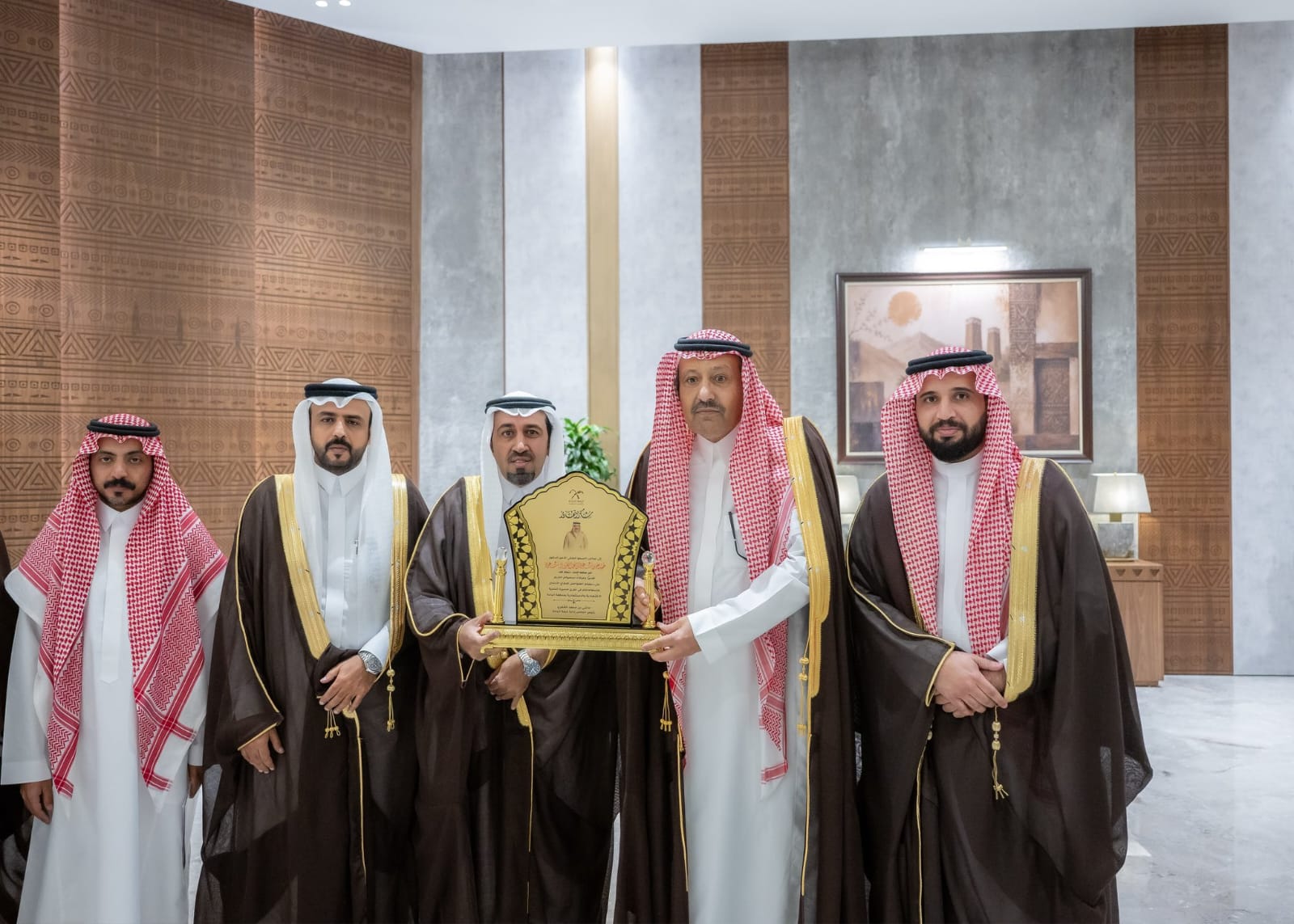 أمير الباحة يطّلع على التقرير الختامي لجولة الامتياز التجاري
